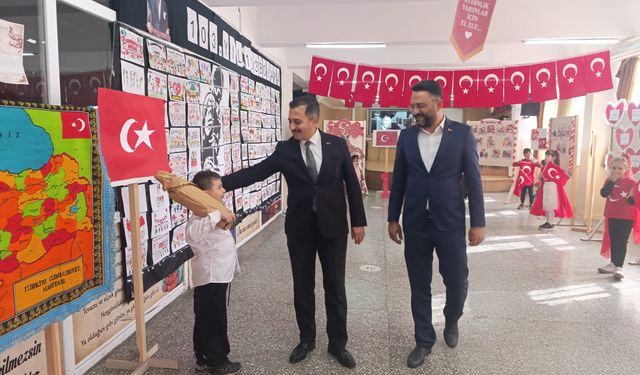 Afyon Bolvadin'de "Cumhuriyet Sokağı" sergisi açıldı: Gençlerin gözlerindeki ışıltı, Vatan sevgisinin en güzel kanıtı