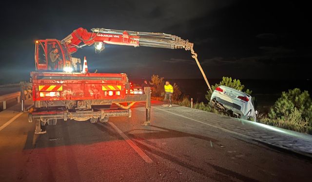 Afyon'da zincirleme kaza! Araçlardan biri devrildi, diğeri şarampole uçtu