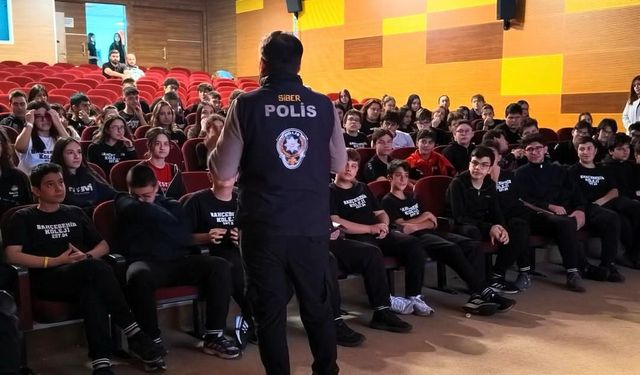 Afyon'da polis 1320 öğrenciyi uyardı! Dijital şantaj ve siber zorbalığa dikkat