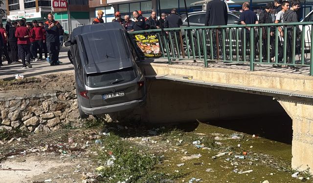 Afyon’da okul önünde feci kaza: Bir araç dere yatağına uçtu, çok sayıda araç birbirine girdi