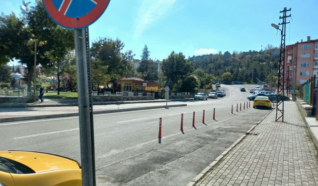 Afyon’da vatandaş şikayetçi: "Taksiler taşındı ama yerine özel araçlar park ediyor, trafik sıkışıklığı devam ediyor"