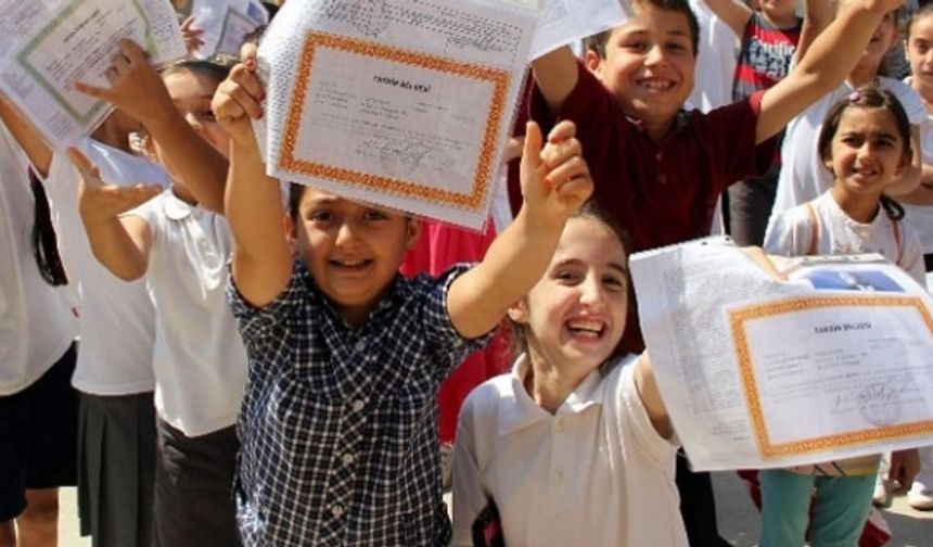Afyon'da 147 bin öğrenci karne aldı: 3 ay sürecek tatil başladı!