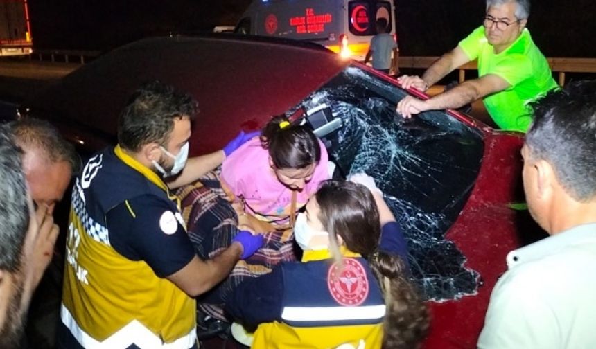 Sandıklı'da alkollü sürücünün kullandığı otomobil refüje devrildi: 2 yaralı var!