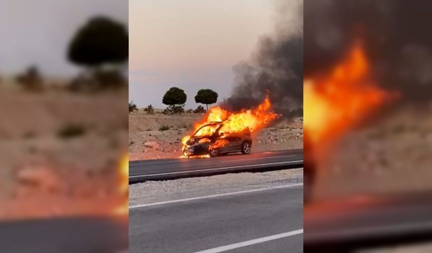 Afyon'da seyir halindeki araç alev alev yandı: Araç hurdaya döndü!