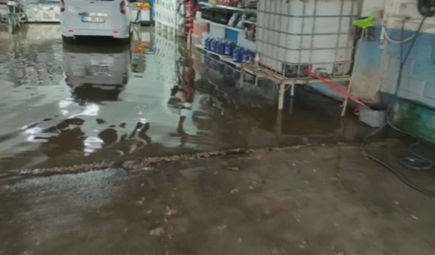 Afyon'da sağanak yağış: Sandıklı'da çok sayıda iş yeri sular altında!