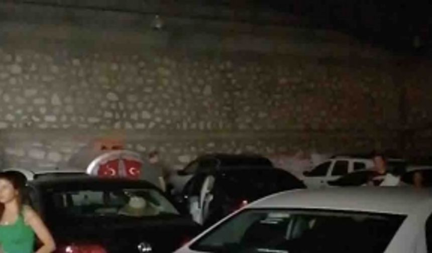Afyon Sandıklı'da dolu yağışı: Araç sahipleri fabrika deposuna böyle sığındı
