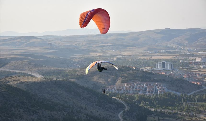 Afyon'da yamaç paraşütü festivali düzenleniyor!
