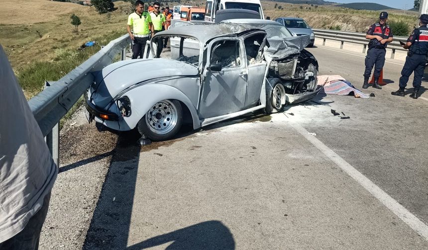 Afyon’da feci kaza: Klasik otomobile başka bir araç arkadan çarptı, araçta yangın çıktı!