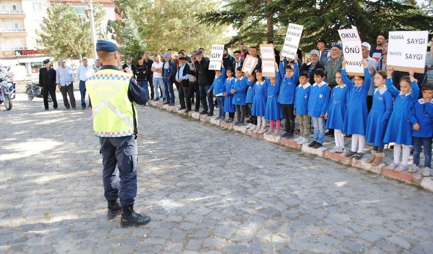 Jandarma Döğer'de öğrencilere trafik eğitimi verdi