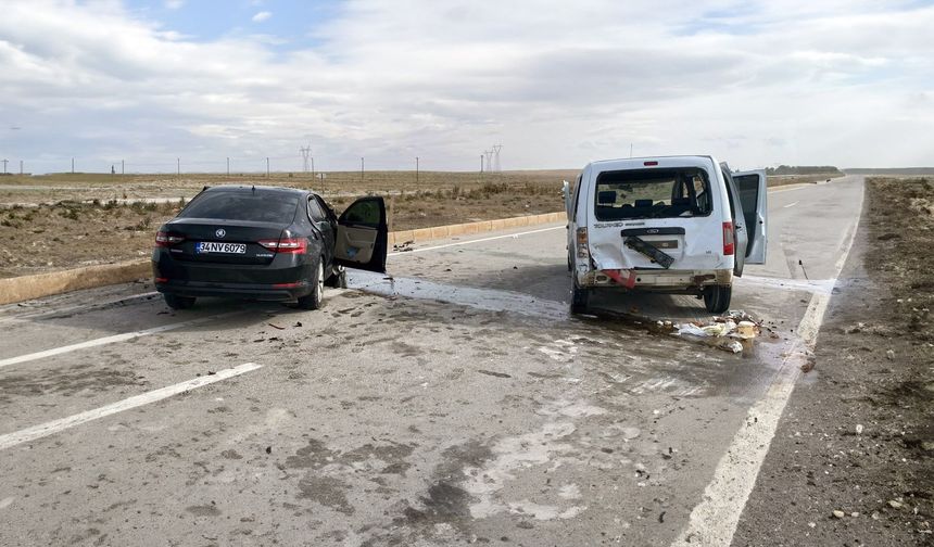 Afyon İhsaniye'de iki araç çarpıştı: 1'i çocuk 4 yaralı var
