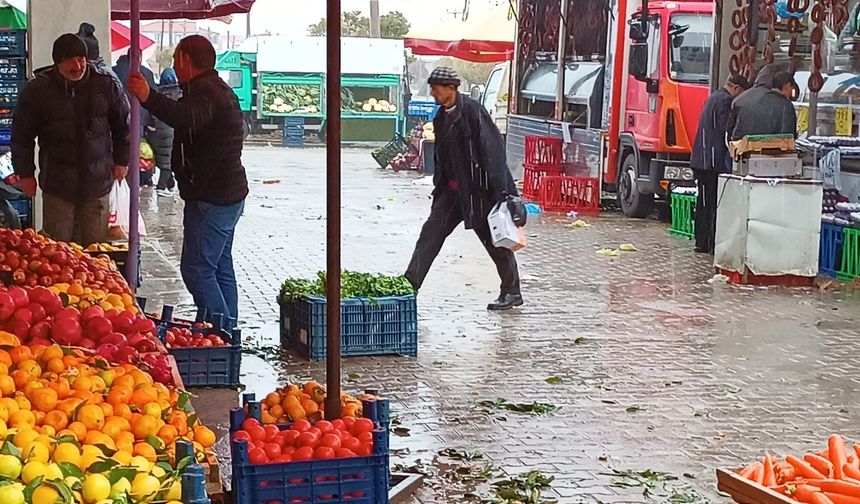 Afyon'da sağanak yağış sonrasında pazarcı esnafı zor anlar yaşadı