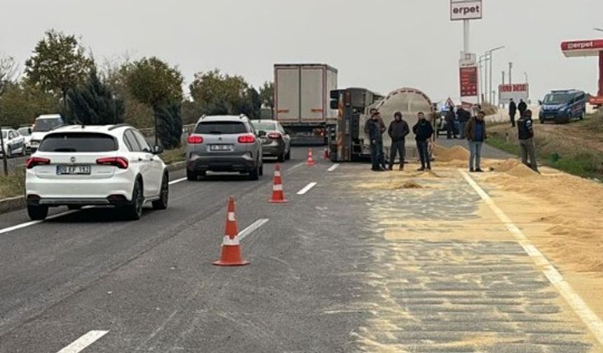 Manisa Salihli'de kamyon devrildi: Sürücüsü yaralandı