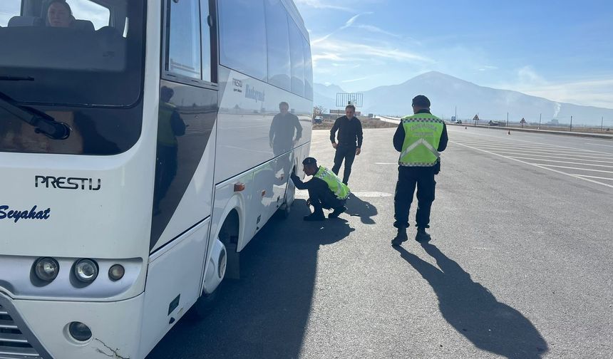 Afyon Bolvadin'de kış lastiği olmayan sürücülere ceza yağdı
