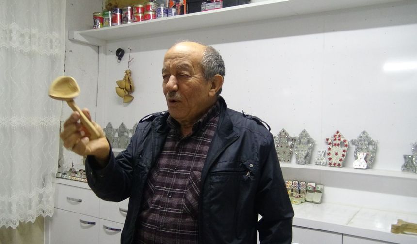 Afyonlu Halil Usta kavak ağaçlarından süs eşyası yapıyor