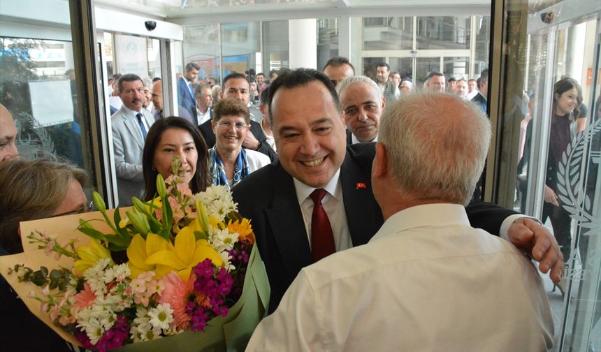 Yeniden seçilen Akhisar Belediye Başkanı Besim Dutlulu, mazbatasını aldı