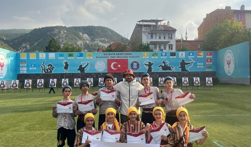 Afyon Sultandağlı öğrenciler, okçuluk yarışmasında başarılı oldu