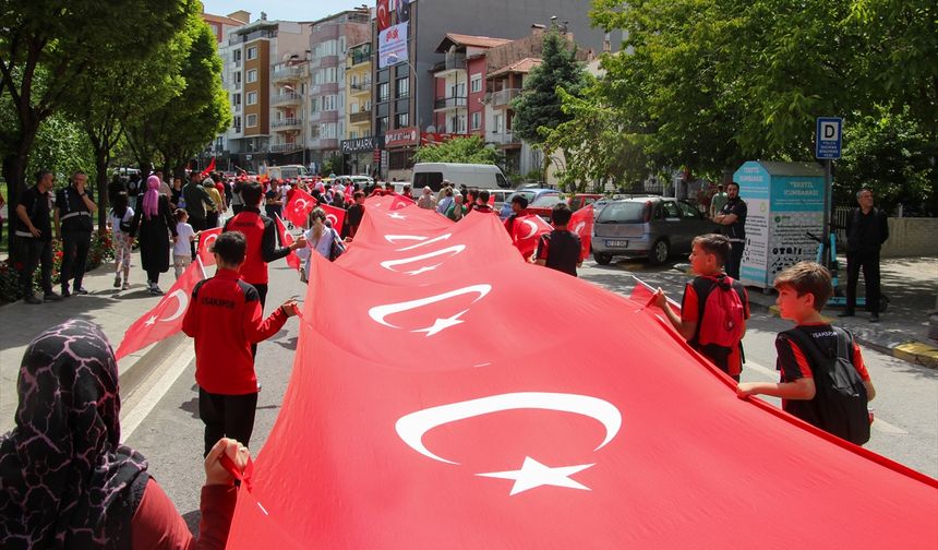 Uşak'ta Belediyesi Gençlik Festivali, yürüyüşle başladı