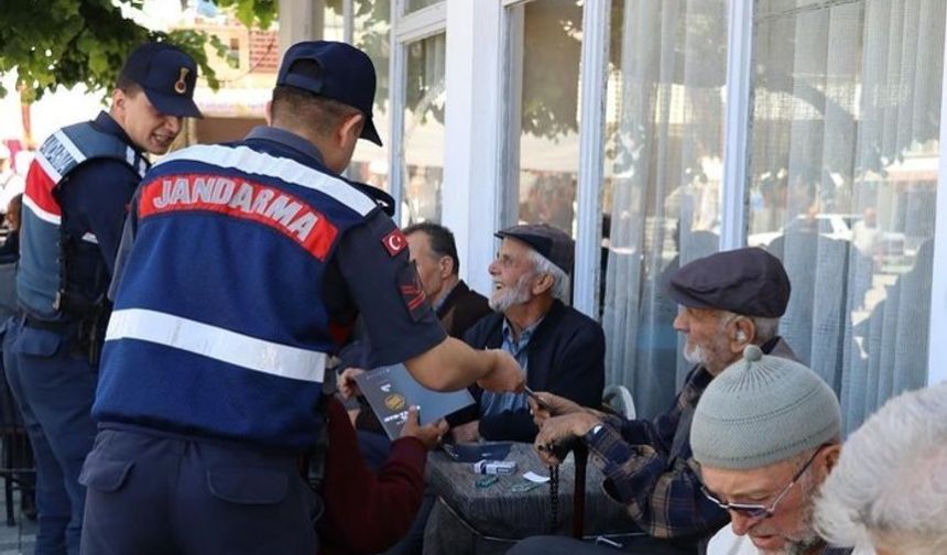 Bilecik'te Jandarma Komutanlığından vatandaşlara broşür dağıtımı yapıldı