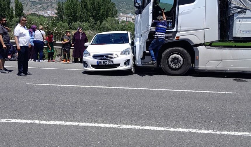 Bozüyük’te kamyon otomobile çarptı: 2 kişi yaralandı