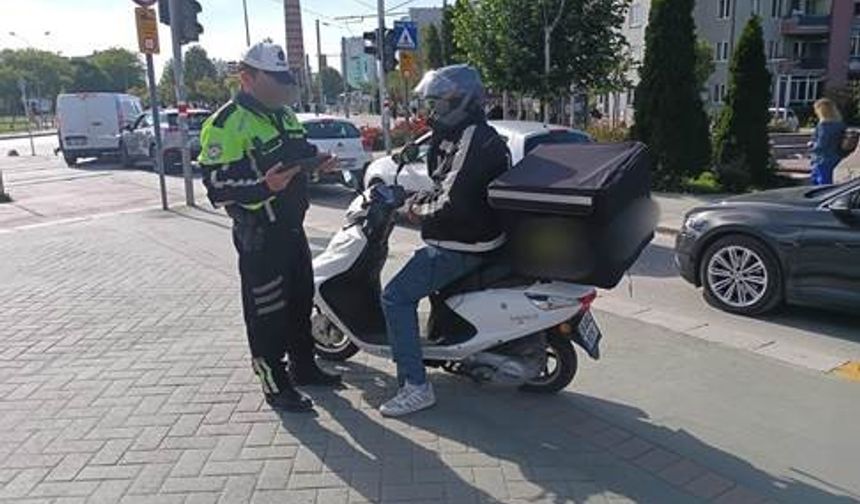 Eskişehir'de yaya bölgelerinde motosiklet ve motorlu bisiklet kullanan 47 sürücüye ceza kesildi