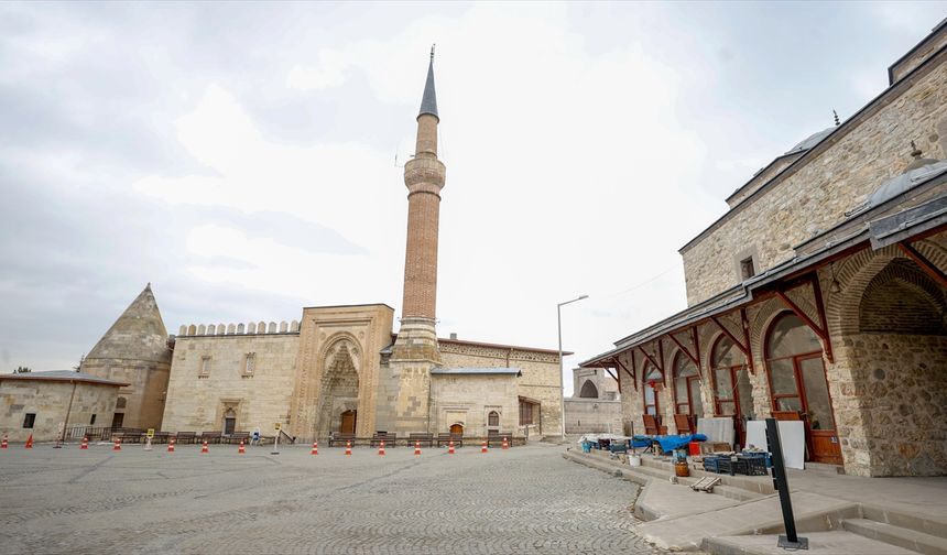 Eşrefoğlu Camisi dikkat çekiyor