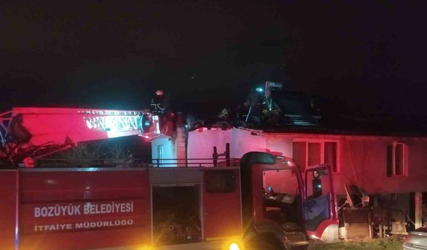 Evin çatısından alevler yükseldi