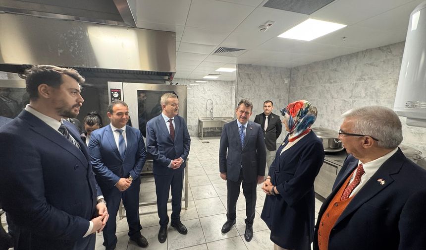 Türk Kızılay Genel Başkanı Yılmaz, İzmir'deki aşevinin mutfağını ziyaret etti