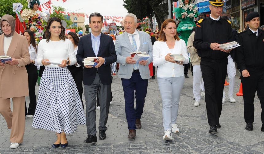 Çeşme’de Kitap Takas Şenliği Renkli Görüntülere Sahne Oldu