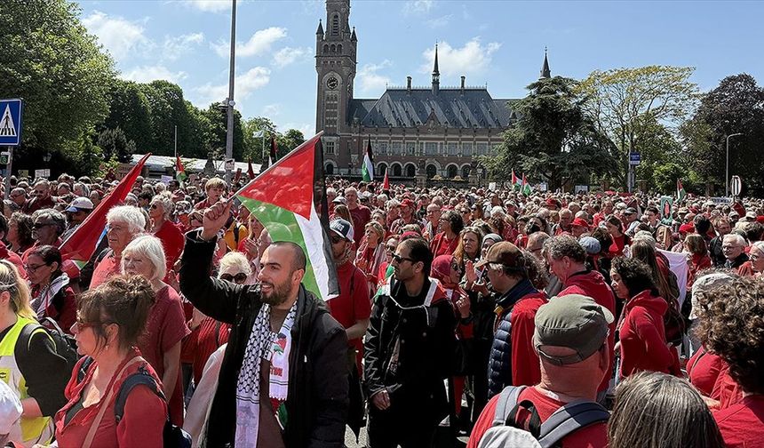 Hollanda'da yüz bin vatandaş, hükümetin İsrail yaklaşımına yönelik protesto düzenledi