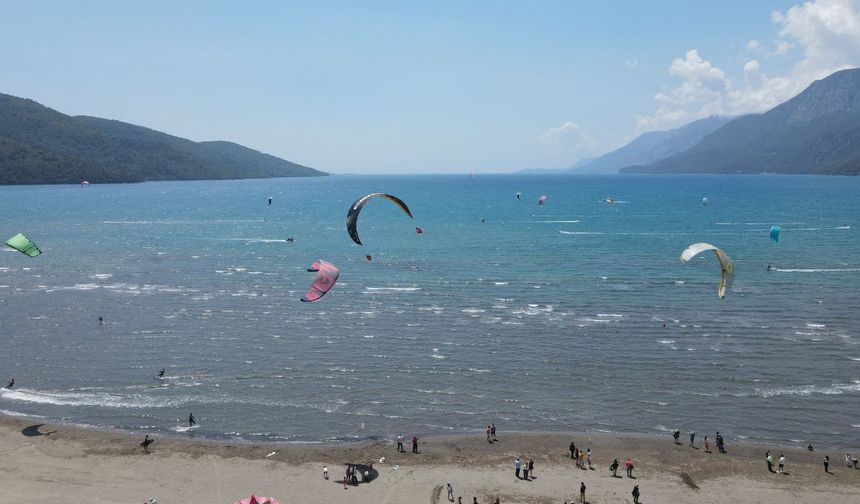 Sakin Kent Akyaka'da rüzgar sörfü festivali düzenlendi