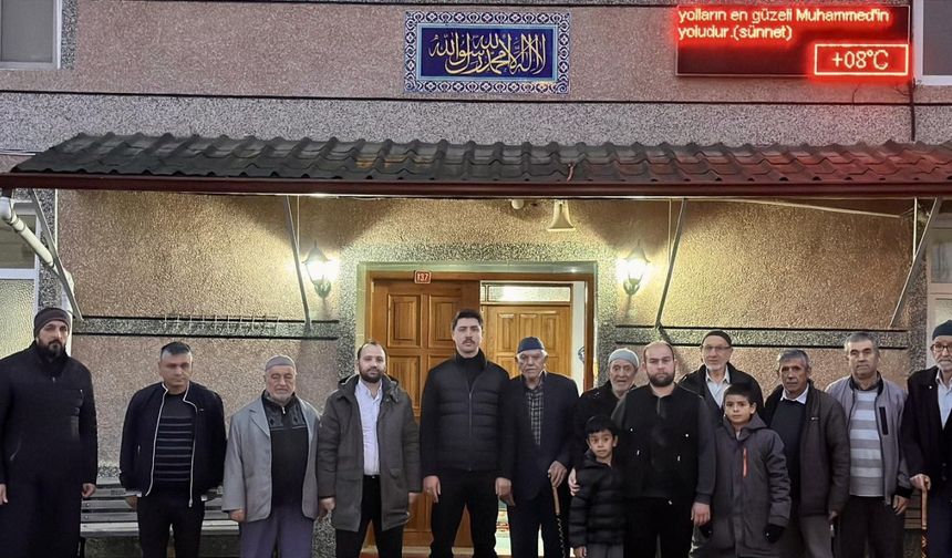 İlçe yöneticisi Kahraman, fecir namazında halkla bir araya geldi