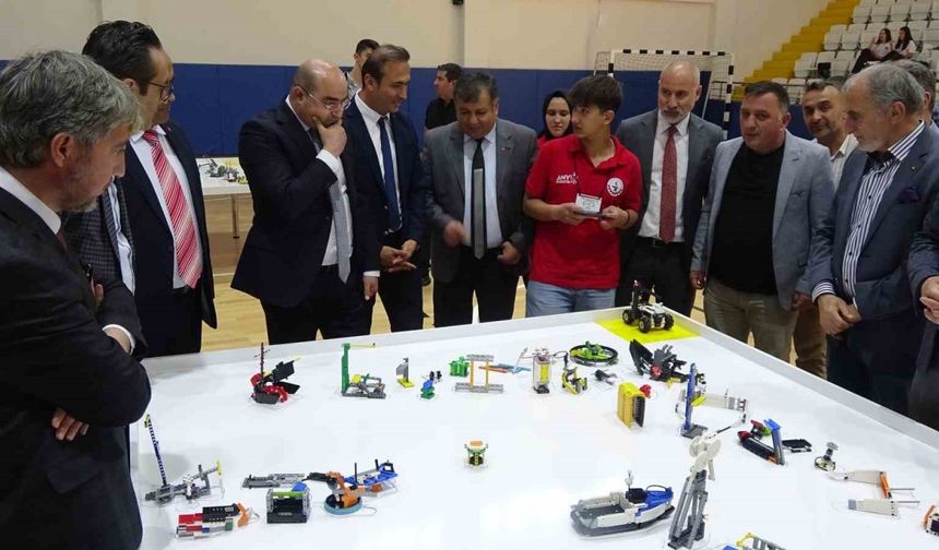 Kütahya’da robotlar yarıştı: 500’ün üzerinde öğrenci yarıştı