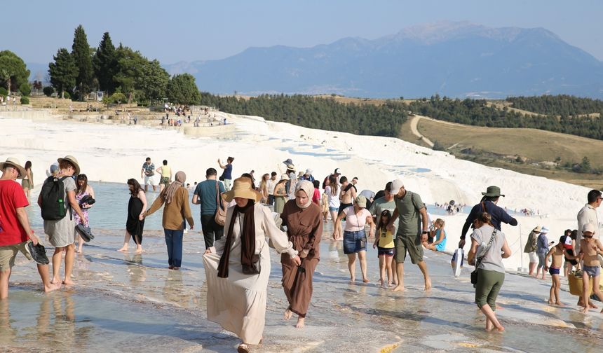 Pamukkale'de Kurban Bayramı Yoğunluğu: 17 Bin Turist Ziyaret Etti