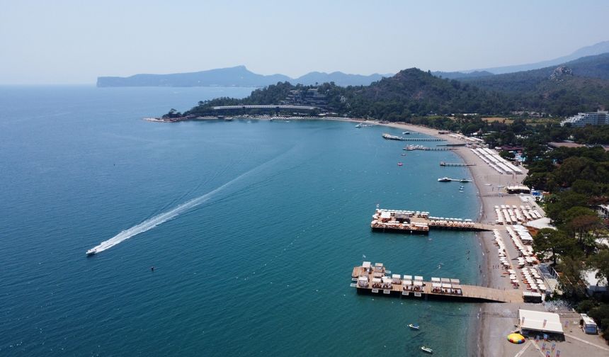 Sıcak Havalarda Tatilcilerin Tercihi Plajlar Oldu: Muğla ve Antalya Sahillerinde Yoğunluk