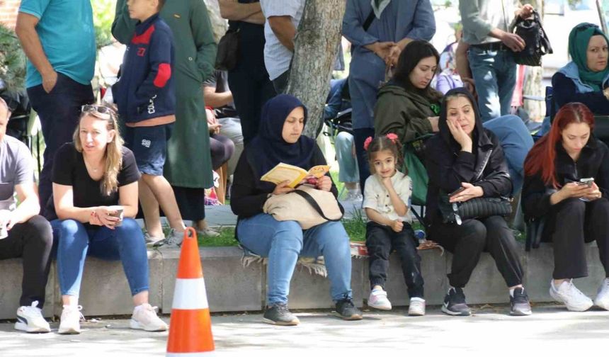 Eskişehir’de Veliler YKS Sınavında Çocuklarını Kamp Sandalyelerinde Dua Ederek Bekledi