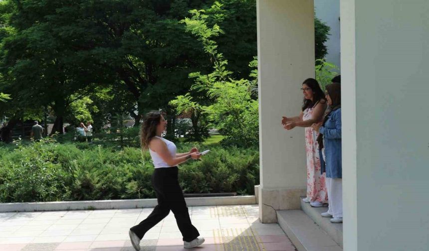 Eskişehir’de YKS AYT’ye Son Dakikada Yetişen Öğrenciler Panik Yaşadı