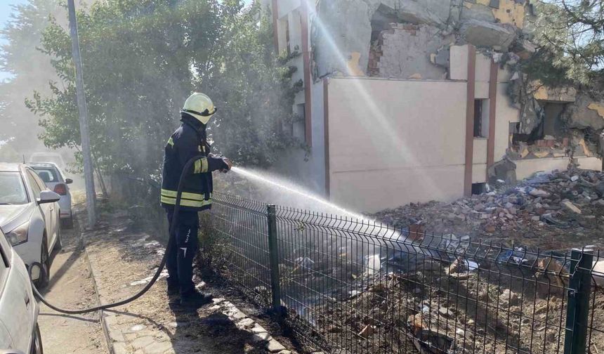 Kullanılmayan arazide başlayan yangın kaygıya yol açtı