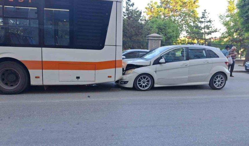 Otomobil şehir içi toplu taşıma aracına arkadan vurdu: 1 kişi zarar gördü
