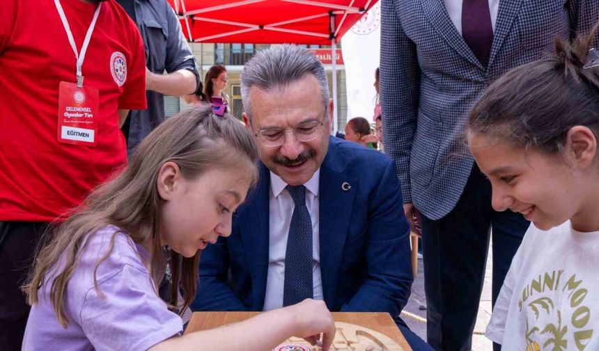 Vali Aksoy Geleneksel Oyunlar Tırı’nda Çocuklarla Buluştu