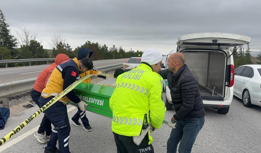 Afyon’da otomobil refüje daldı: Ölü ve yaralılar var!