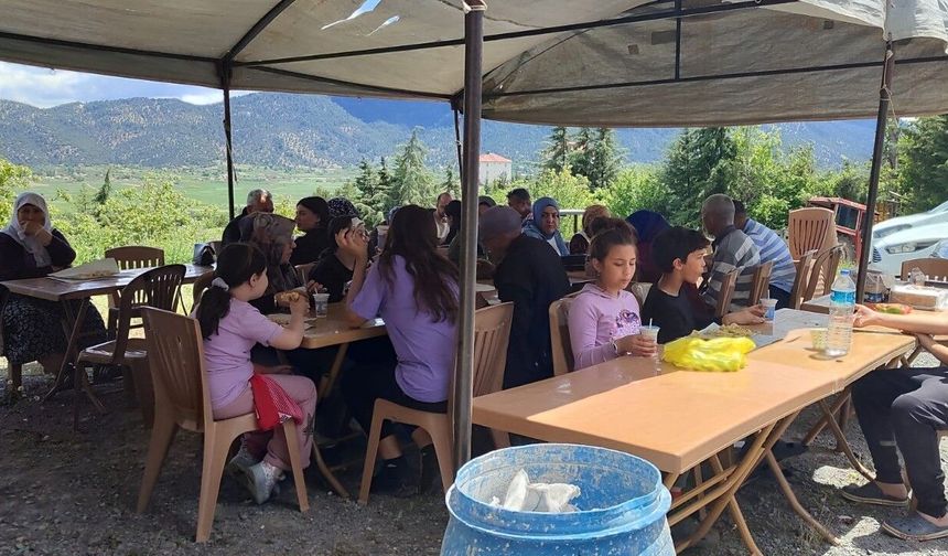 Denizli'nin Çameli ilçesinde mezarlıkta dördüncü kez bayram hayrı düzenlendi