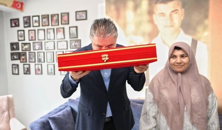 Eskişehir Valisi Yılmaz, şehit ailesini bayramda yalnız bırakmadı