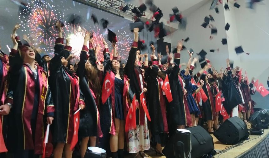 Süleyman Demirel Fen Lisesi'nde 32. Dönem Mezuniyet Coşkusu
