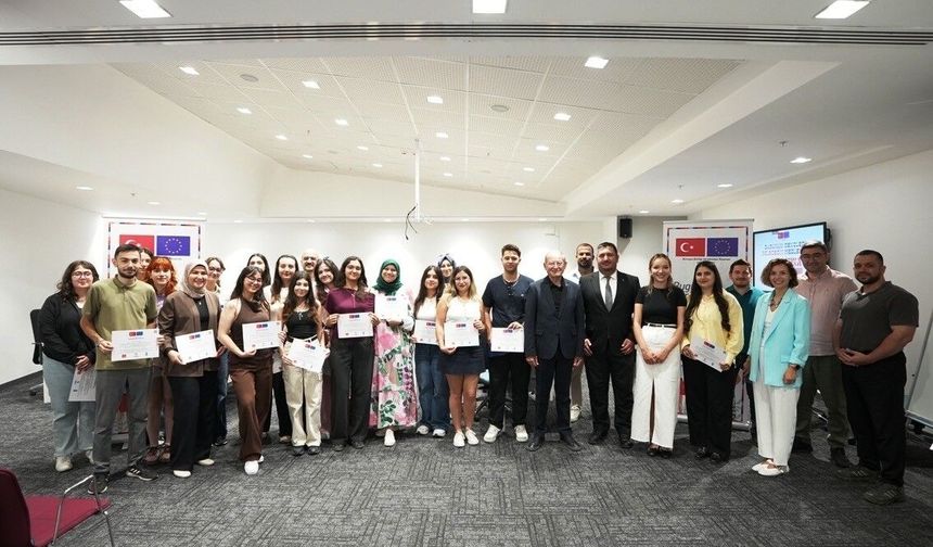 Geleceğin dijital tasarımcıları uluslararası sertifikalarına kavuştu: 22 genç mezun oldu