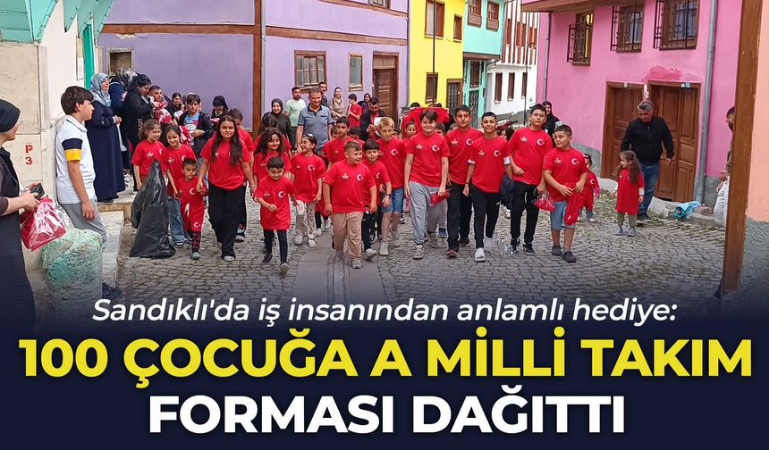 Sandıklı'da iş insanından anlamlı hediye: 100 çocuğa A Milli Takım forması dağıttı