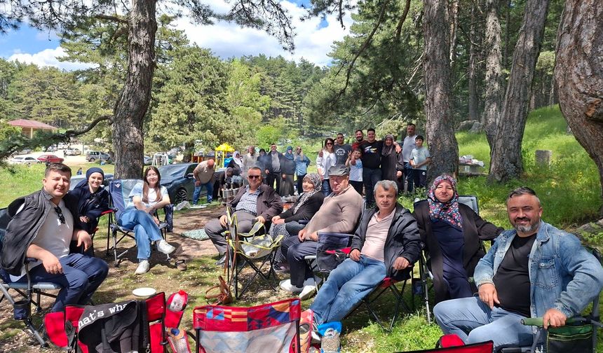 Tatilcilerin Akınına Uğradı: 1450 Rakımlı Gölcük Yaylası’nda İğne Atsan Yere Düşmedi