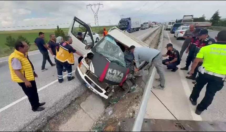 Afyon'da Kamyonet Bariyerlere Çarptı: Vinç Operatörü Sıkışan Sürücüyü 10 Dakikada Kurtardı