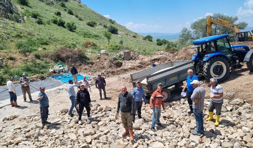 Afyon Dinar'da imece kültürü yaşıyor: Köylüler el birliğiyle içme suyu hattını yeniledi