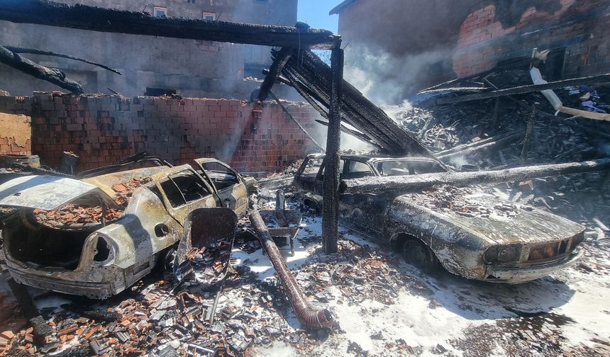 Domaniç'te Ev Yangını: 3 Ev Hasar Gördü, 2 Araç Kül Oldu