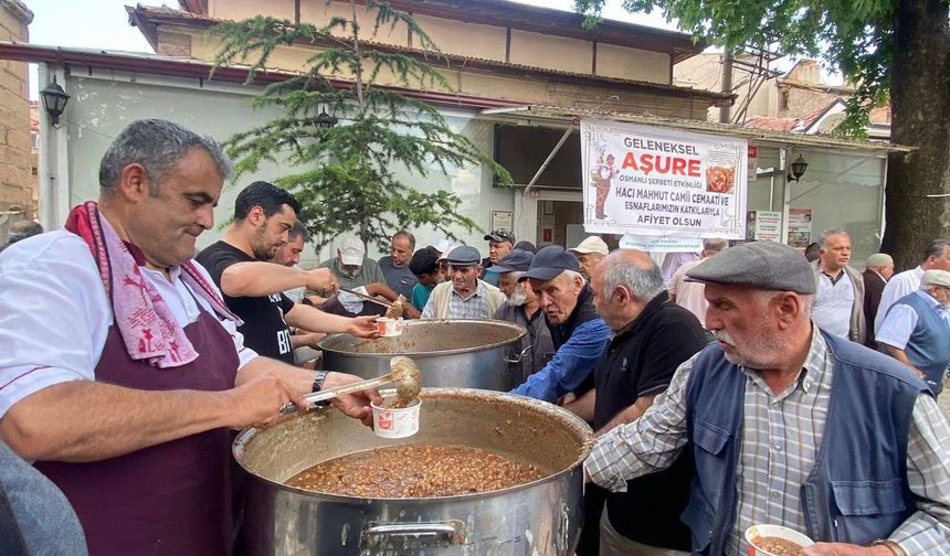 Afyon Bolvadin’de 80 bin liralık dayanışma: Dev kazanlarda aşure kaynadı